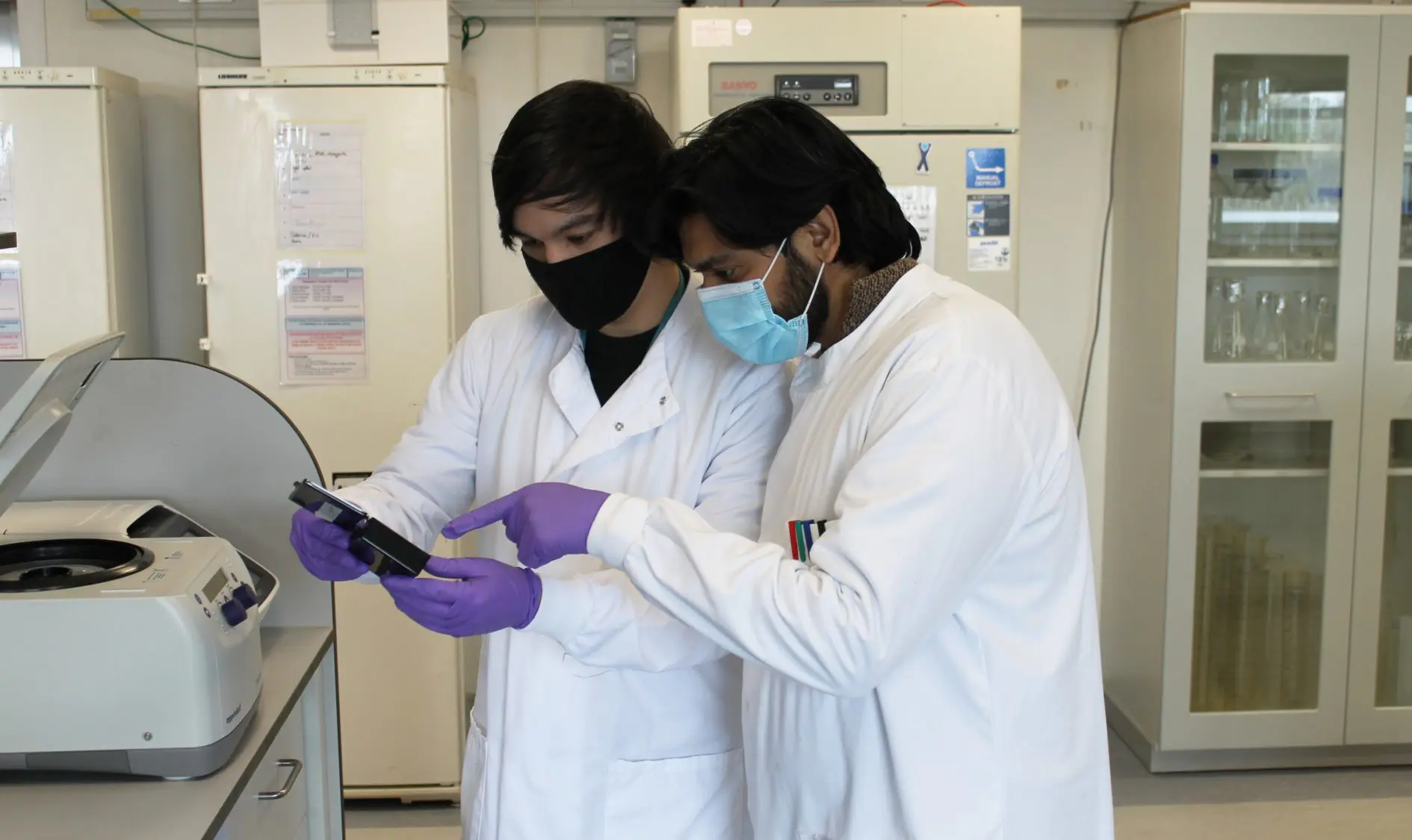 Dr Tanmay Gupta working alongside PhD student Robert Hanson